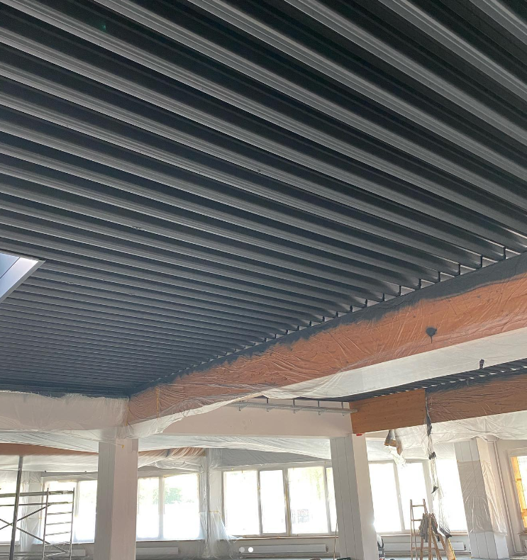 Anthrazitgrau (RAL 7016) beschichtete Trapezblech-Decke im Bauzentrum Hannak, ausgefuehrt im Wagner Nespray-Verfahren