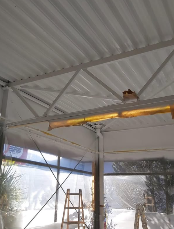 Weiss beschichtete Trapezblech-Decke im Gartencenter Schrems Hallwang mit goldener Verkleidung am Traeger