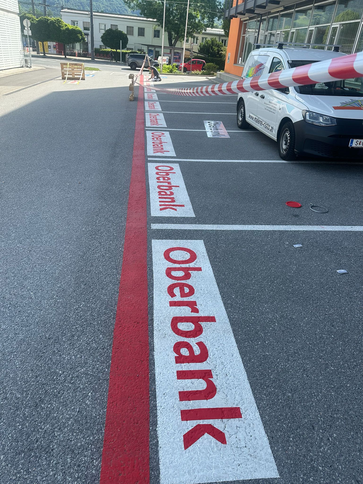 Parkplatzmarkierungen für die Oberbank Salzburg