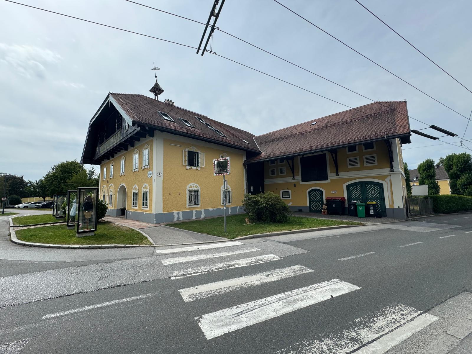 Rochushof Salzburg – Fassadenarbeiten mit klassischem Ocker